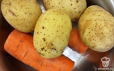 Яйца варим 10 минут в воде. Картофель и морковь ставим в микроволновку на 10 минут. 