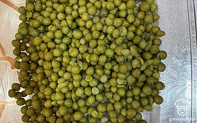 Выкладываем в салатник горошек (сливаем сок).