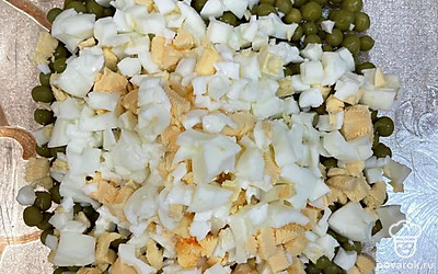 Чистим и режем яйца.