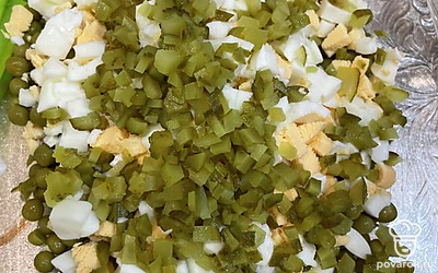 Огурцы мелко нарезаем.