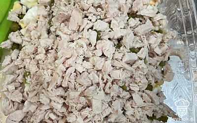 Мелко нарезаем грудку.