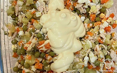 Добавляем майонез и перемешиваем.