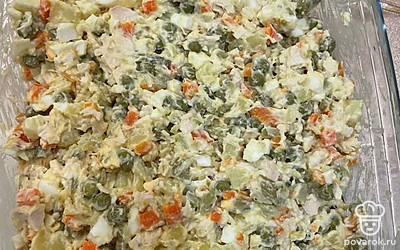 Готовый салат украшаем свежей зеленью.