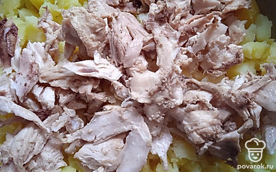 Отварите картофель и курицу. Нарежьте.