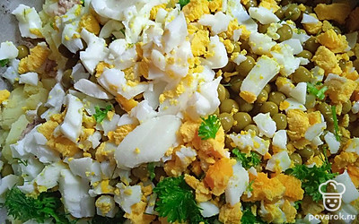 Нарежьте вареное яйцо, петрушку. Добавьте консервированный горошек.