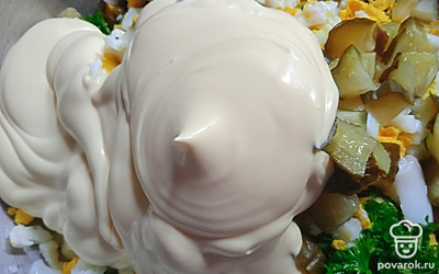 Нарежьте малосольные огурец. Посолите, заправьте майонезом. Все перемешайте.