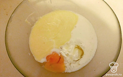 В другой миске взбейте лопаткой до однородности все жидкие ингредиенты: яйца, молоко, сметану, мягкий маргарин.
