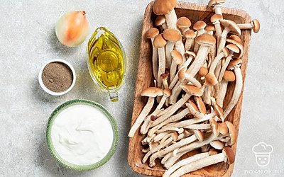 Опята и лук почистите, помойте и обсушите на бумажных полотенцах. Достаньте сметану из холодильника. Приготовьте сковороду или сотейник для жарки. 