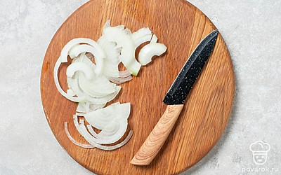 Нарежьте репчатый лук тонкими полукольцами.