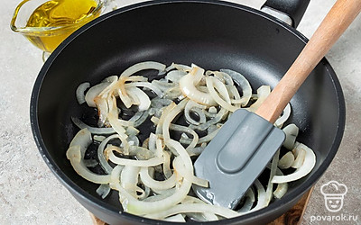 Разогрейте на среднем огне подсолнечное масло. Положите в него лук и обжарьте до отчетливого золотистого оттенка.