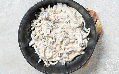 Выключите плиту и дайте опятам в сметане постоять еще 2-3 минуты. 