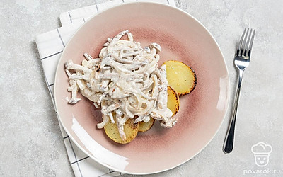 Подайте опята как самостоятельную закуску или вместе с гарниром. Мы взяли жареную картошку, но хорошо подойдут и любые запеченные овощи. 