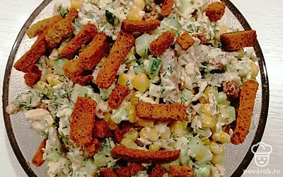 Салат с отварной курицей, кукурузой и сухариками — Рецепт с фото