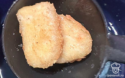 Куриное филе обжариваем во фритюре.