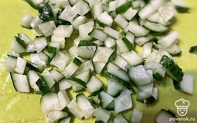 Огурец нарезаем кубиками.