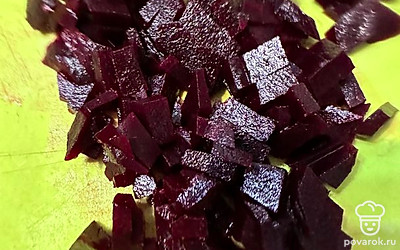 Отварную свеклу режем мелко.