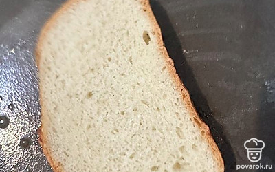 В сковороду кладем ломтик хлеба и подсушиваем с двух сторон на среднем огне.