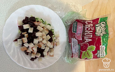 Поджаренный хлеб нарезаем кубиками.