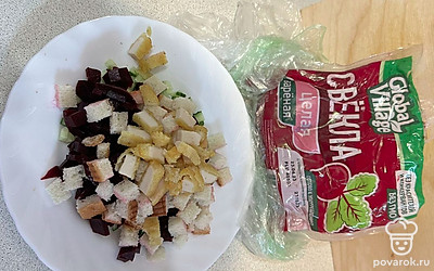 Обжаренное куриное филе шинкуем соломкой.