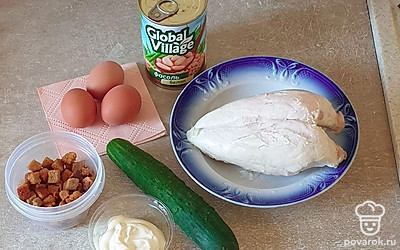 Подготовьте все ингредиенты. Яйца, курицу отварите до готовности, остудите.