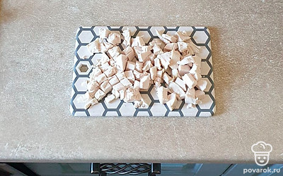 Куриную грудку нарежьте небольшим кубиком.