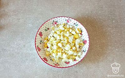 Яйца очистите и нашинкуйте кусочками.