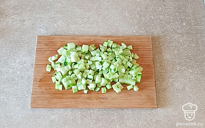 Огурец вымойте, очистите и мелко нарежьте.