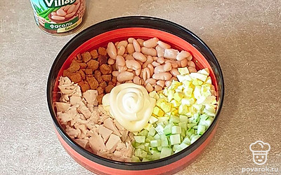 В миску для салата выложите все нарезанные ингредиенты, добавьте фасоль, майонез, соль и сухарики. Все перемешайте.