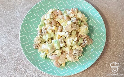 Салат подавайте порционно. Приятного аппетита!