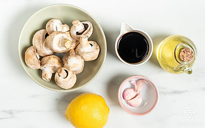 Тщательно промойте шампньоны и их обсушите при помощи бумажных полотенец. Чеснок ополосните и очистите от шелухи. Подготовьте терку и небольшую миску.