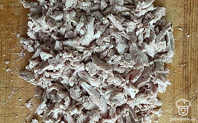 Грудку сварить 20 минут и мелко порезать. 