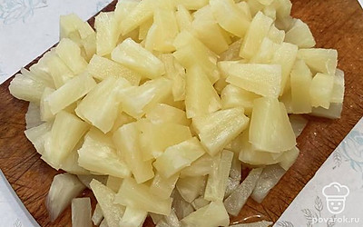 Ананасы помелельче порезать. 