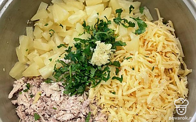 Соединить все ингредиенты и добавить измельчённые чеснок и петрушку. 