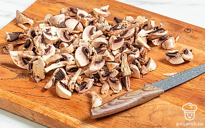 Подготовленные шампиньоны нарежьте тонкими пластинами или небольшими кусочками. 