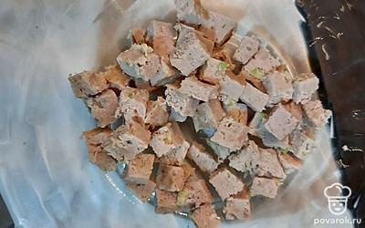 Нарезаем кубиками запеченую или вареную куриную грудку, либо ветчину или что вам нравится.