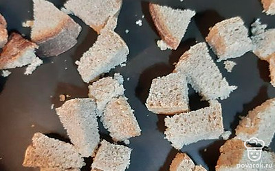 На сухой сковороде подсушиваем хлеб, нарезанный кубиками.