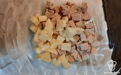 Режем сыр, добавляем к мясу.
