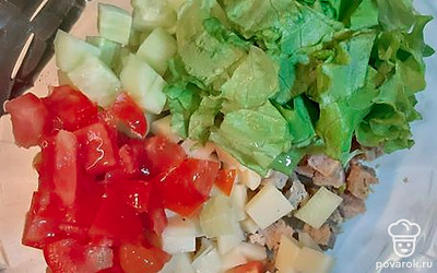 Также нарезаем огурец, помидор, листья салата.