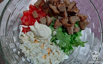 Добавляем нарезанные кубиками яйцо, майонез. Солим, перчим, перемешиваем. Все готово!