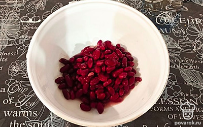 С фасоли сливаем всю жидкость.