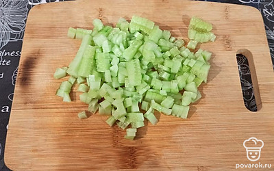 Огурец чистим, нарезаем кубиками.