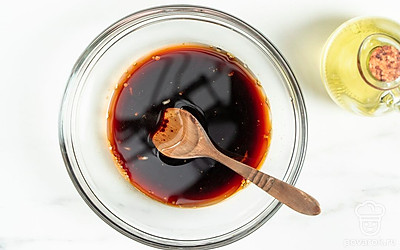 Влейте в пиалу с чесноком масло и соевый соус. 