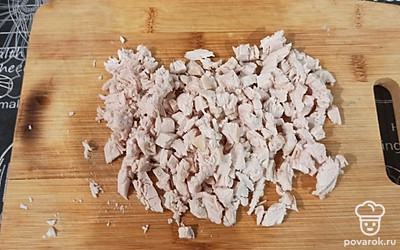 Мелко нарезаем куриную грудку.