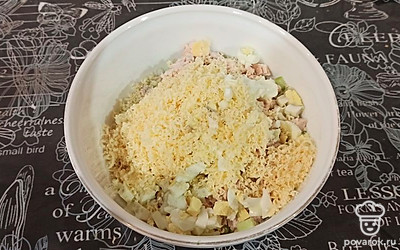 Натираем сыр и смешиваем все ингредиенты.