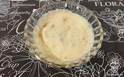 Делаем соус: майонез соединяем с дижонской горчицей и натертым чесноком. Заправляем салат соусом. 