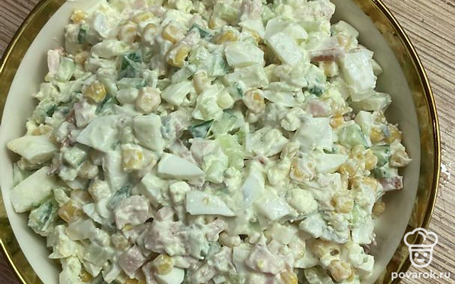 Салат с копченой курицей, кукурузой, яйцом и огурцом — Рецепт с фото
