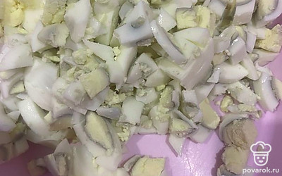 Яйца отварите, почистите и нарежьте кубиками.