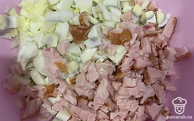 Курицу порежьте кубиками.