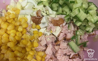 Нарезать огурец кубиками, с кукурузы слить сок и смешать все ингредиенты. Добавить майонез, соль и перец по вкусу.