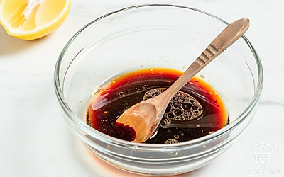 Из половины лимона выжмите сок. Добавьте его в соус, перемешайте. 